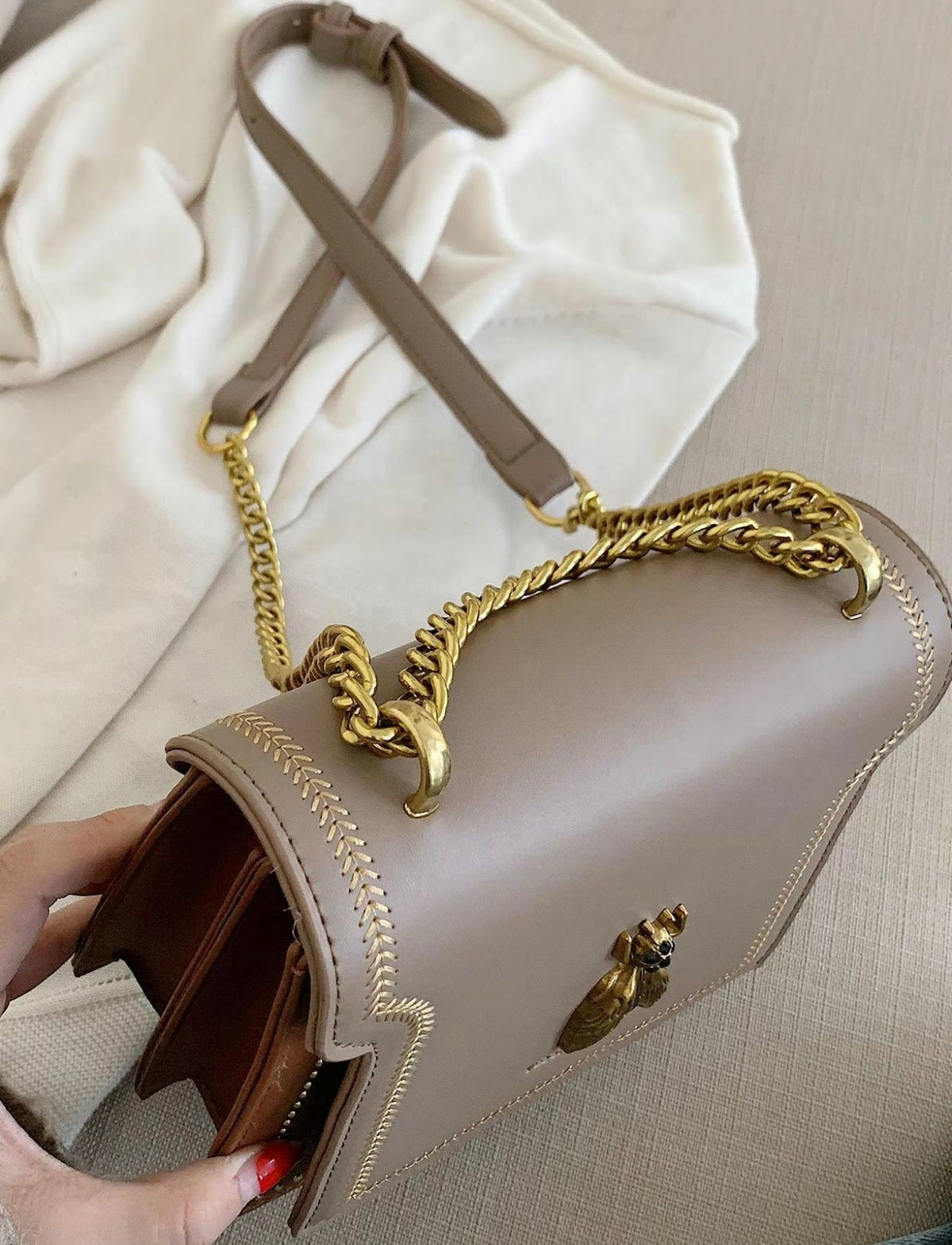 Bolso de mano con asa de cadena - detalle interior