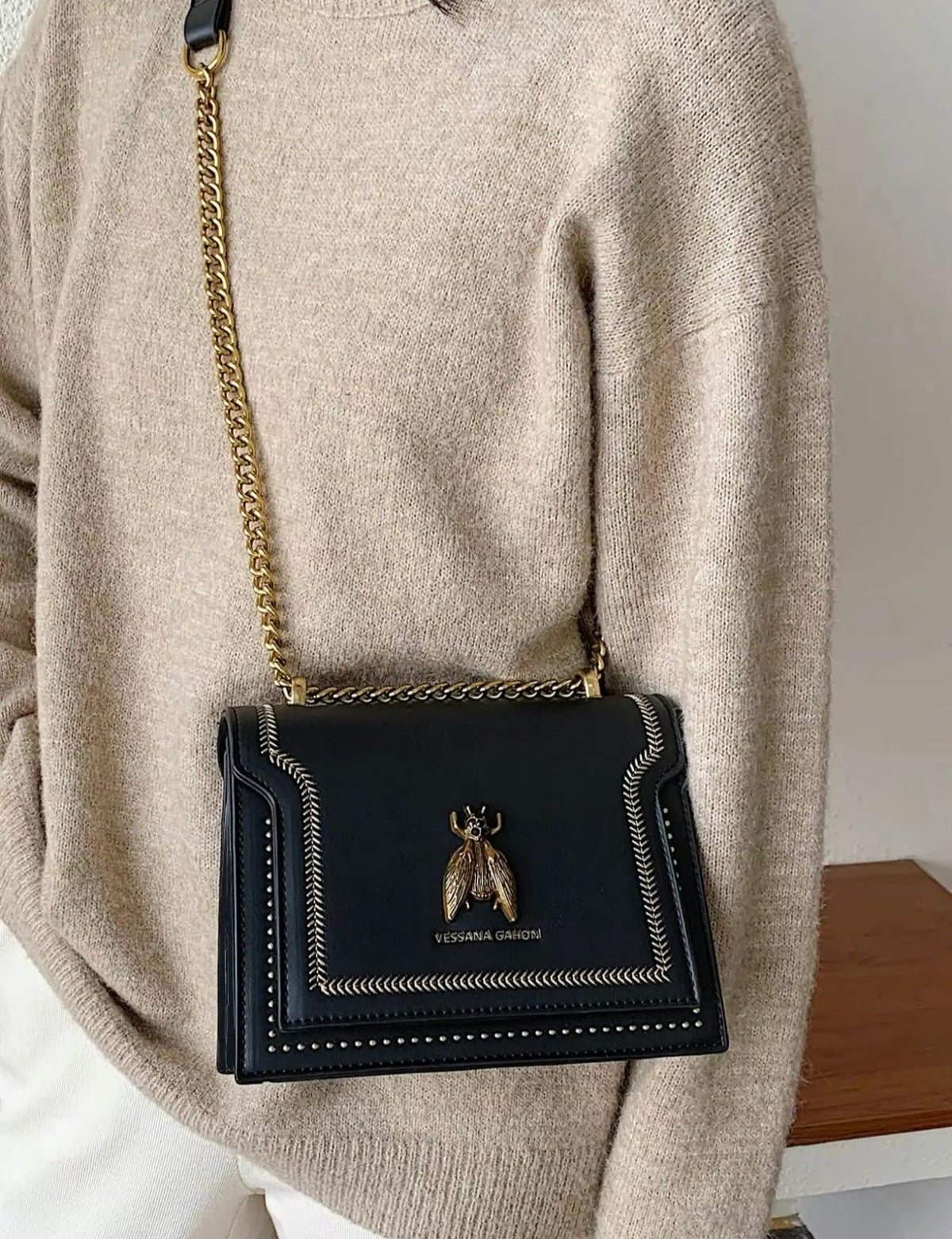 Bolso de mano con asa de cadena negro