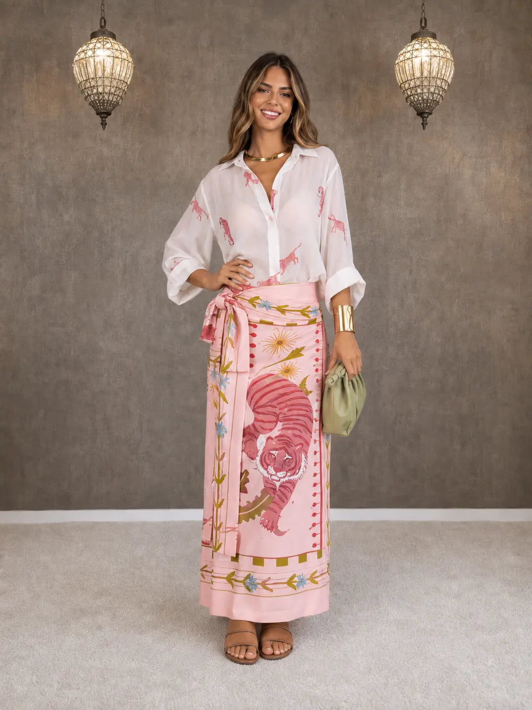 Conjunto de camisa llamativa y falda cruzada