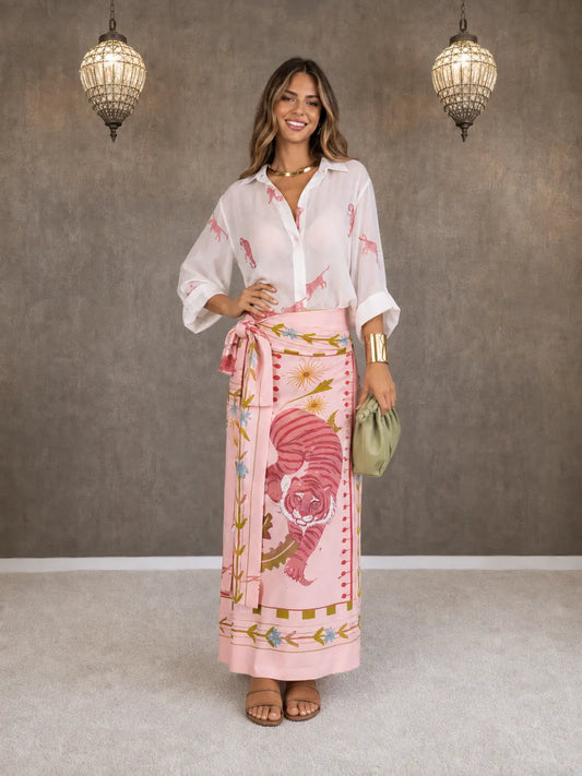 Conjunto de camisa llamativa y falda cruzada