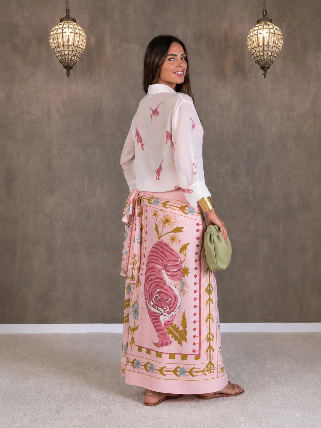 Conjunto de camisa llamativa y falda cruzada