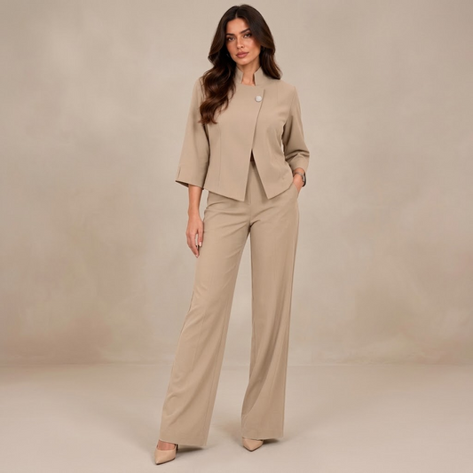 Conjunto de chaqueta asimétrica con broche y pantalón fluido - Beige (fondo neutro)