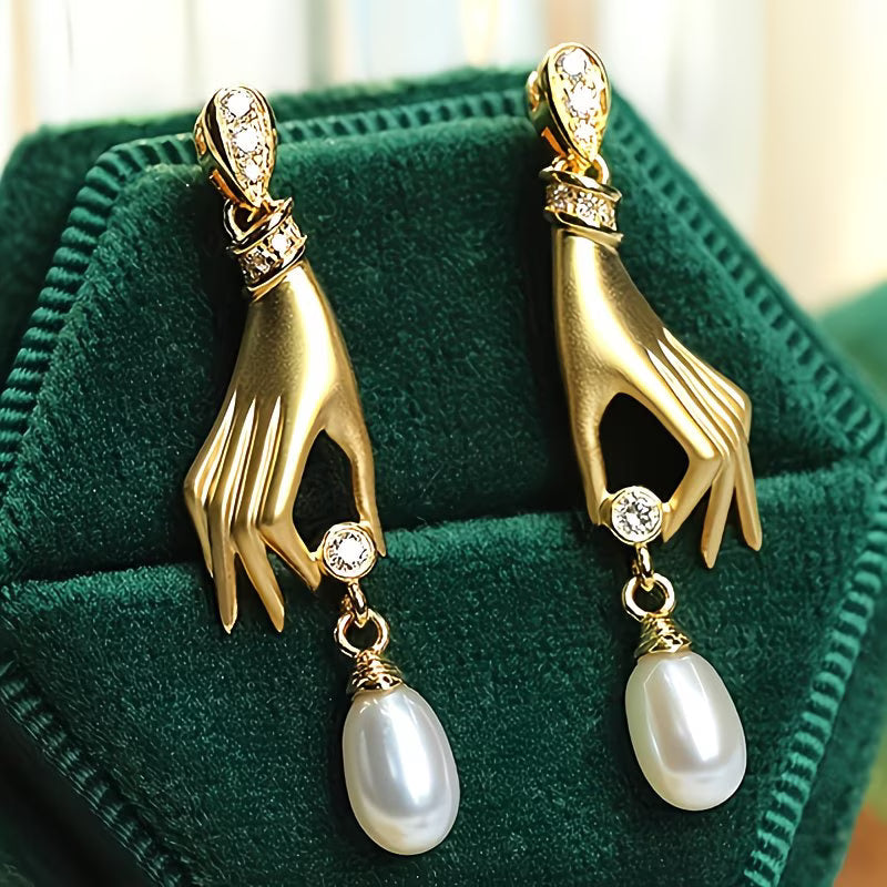 Pendientes de perla y mano